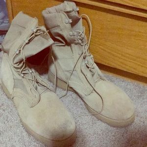 Military boots (combat boots)